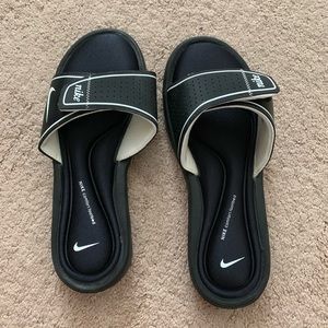 NIKE SLIDES
